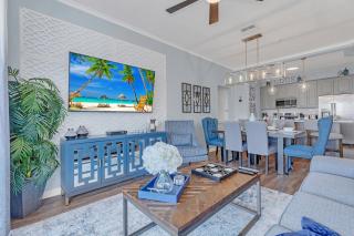 Top floor condo with view of lake, pool and fireworks! Next to Convention Center! - 4