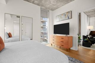 Stylish 2BR Rooftop Pool, Gym + Lady Bird Lake - 4