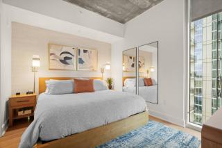 Stylish 2BR Rooftop Pool, Gym + Lady Bird Lake - 6