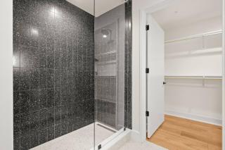 Stylish 2BR Rooftop Pool, Gym + Lady Bird Lake - 1