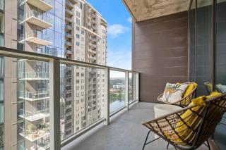 Stylish 2BR Rooftop Pool, Gym + Lady Bird Lake - 8