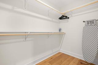 Stylish 2BR Rooftop Pool, Gym + Lady Bird Lake - 2
