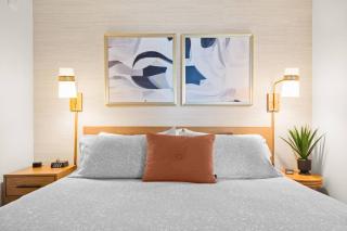 Stylish 2BR Rooftop Pool, Gym + Lady Bird Lake - 5