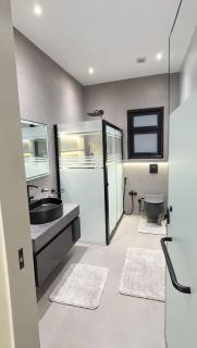 Spacious 3BR Apartment with Balcony - El Banafseg New Cairo - 4