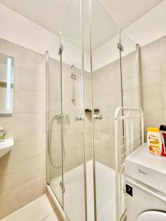 Stylish 2 Bedroom Apartment with Free Parking - 8