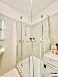 Stylish 2 Bedroom Apartment with Free Parking - 6