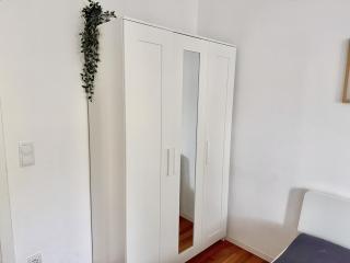 Stylish 2 Bedroom Apartment with Free Parking - 4