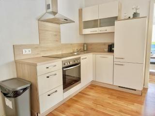 Stylish 2 Bedroom Apartment with Free Parking - 3