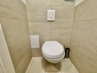 Stylish 2 Bedroom Apartment with Free Parking - 2