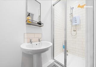 4 Bed Flat With Parking Sleeps 8 in Fife - 3