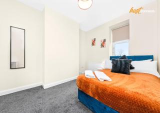 4 Bed Flat With Parking Sleeps 8 in Fife - 1
