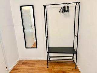 4-Room Long-Term Apartment with Free Parking - 1