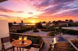 Gold Coast Sunset Retreat with Pool and Gym - Eagle Beach - 0