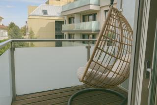 Stylish 4 Bedroom Apartment with Balcony & Free Parking - 9