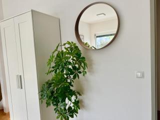 Stylish 4 Bedroom Apartment with Balcony & Free Parking - 1