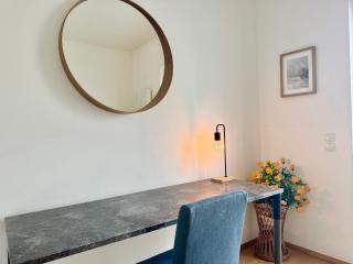 Stylish 4 Bedroom Apartment with Balcony & Free Parking - 8