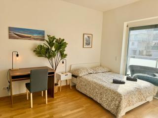 Stylish 4 Bedroom Apartment with Balcony & Free Parking - 6