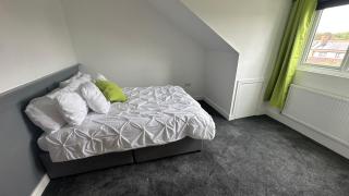Modern 4‑Bed Three‑Storey House — Parking for 3 - 4