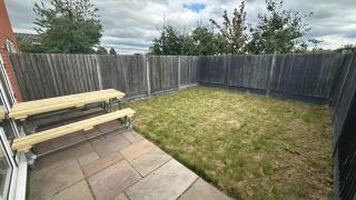 Modern 4‑Bed Three‑Storey House — Parking for 3 - 2