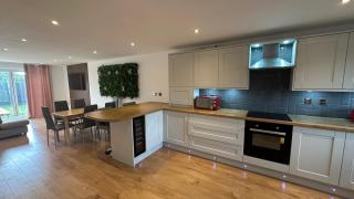 Modern 4‑Bed Three‑Storey House — Parking for 3 - 8