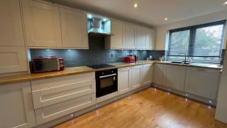 Modern 4‑Bed Three‑Storey House — Parking for 3 - 5