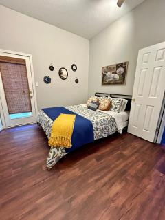Cosy Cottage near Downtown Bloomington - 4