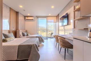 Suite Moderna con Balcón, Piscina y Vista al Mar - 0