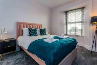 Premium Home-6Beds-Big Driveway-VAT Registered - 8