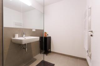 Stylish Brand New Apartment with Free Parking - 9