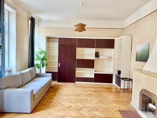 140m2 Old-School Apartment with Free Parking - 2