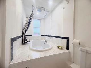Stylish 2-Bed Weybridge Sleeps 4 Free Parking - 0