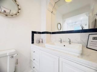Stylish 2-Bed Weybridge Sleeps 4 Free Parking - 9