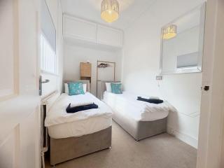 Stylish 2-Bed Weybridge Sleeps 4 Free Parking - 8