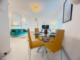 Stylish 2-Bed Weybridge Sleeps 4 Free Parking - 7
