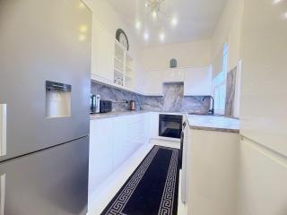Stylish 2-Bed Weybridge Sleeps 4 Free Parking - 6