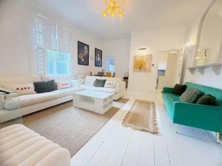 Stylish 2-Bed Weybridge Sleeps 4 Free Parking - 4