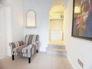 Stylish 2-Bed Weybridge Sleeps 4 Free Parking - 1