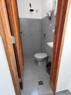 quarto simples com cama de casal, ventilador , tv , incluso café da manha - 1