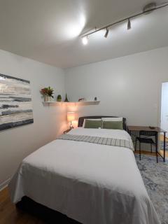 Room #3 - Queen Size Bedroom in Shared Townhouse - 0