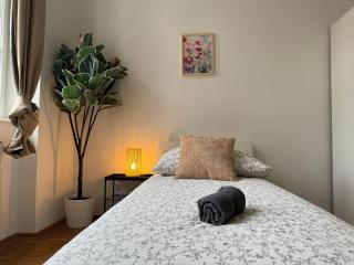 Spacious 5-Room Apartment with Free Parking - 3