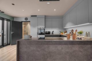 Large, modern apartment with amazing views and heated indoor garage - 7