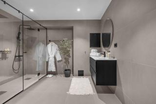 Large, modern apartment with amazing views and heated indoor garage - 6
