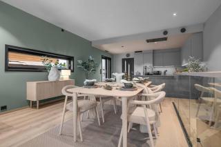 Large, modern apartment with amazing views and heated indoor garage - 4