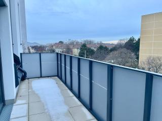 Modern Rooftop Apartment with Balcony & Free Parking - 4