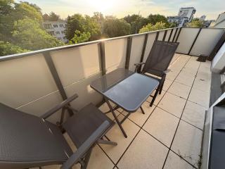 Modern Rooftop Apartment with Balcony & Free Parking - 3