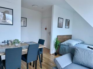 Modern Rooftop Apartment with Balcony & Free Parking - 1