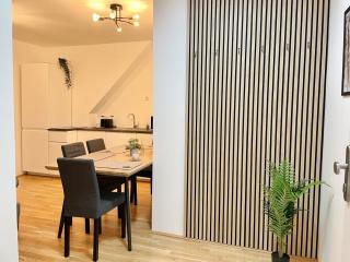 Modern Rooftop Apartment with Balcony & Free Parking - 0