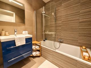 Central 1BR Stay with a parking and outdoor spaces - 3