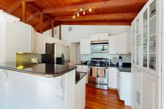 Hallandale Hideaway - 8