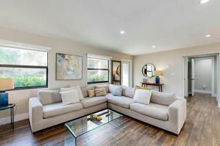 Mid-Century Modern Oasis - 9
